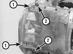 Снятие алюминиевого картера заворачиванием болтов из отверстий (1) на фланце картера в резьбовые отверстия (2) картера
