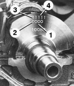 Метки размерных групп шеек коленчатого вала на первом противовесе, считая от привода механизма газораспределения